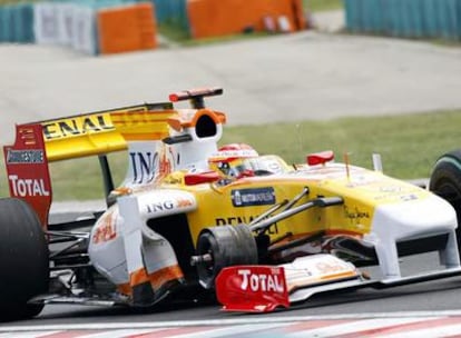 Fernando Alonso circula sin la rueda delantera derecha del Renault.