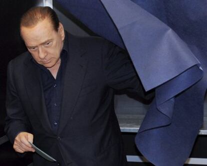 Berlusconi se dispone a votar en un colegio electoral de Milán. El primer ministro italiano ha planteado los comicios regionales como un plebiscito sobre su gestión.