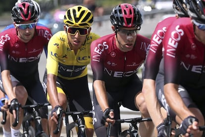 Egan Bernal, con el maillot amarillo, rodeado de sus compañeros del equipo Ineos, durante la etapa de este sábado.