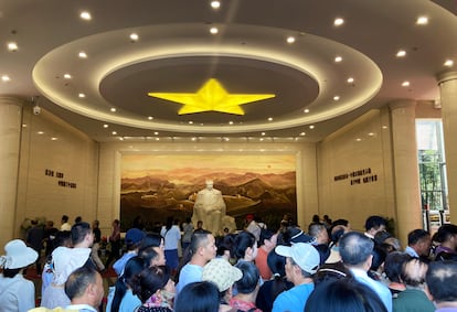  Visitantes a la entrada del museo sobre la vida de Mao Zedong en Shaoshan, el pueblo donde nació Mao, el martes 23 de septiembre.

 