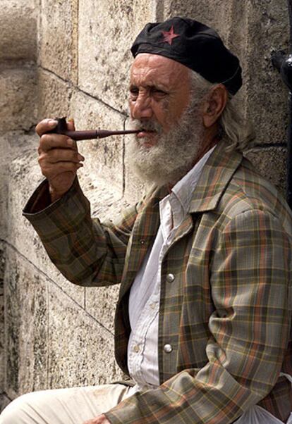 Un hombre fuma en una calle del barrio de La Habana vieja.