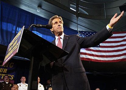 El candidato demócrata, John Kerry, durante un acto de campaña en Washington.
