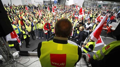 El líder de Ver.di, Frank Bsirske, en una protesta en el aeropuerto de Francfort.