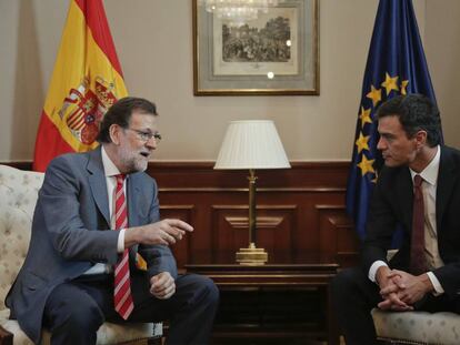 Mariano Rajoy e Pedro Sánchez, durante a reunião no Congresso em 13 de julho.