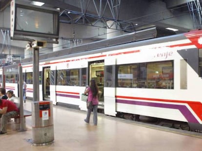 Un tren de Cercanías en la estación madrileña de Atocha.