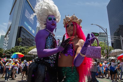  Las calles fueron tomadas por las 'drag queens', sombrillas arcoíris, camisetas negras de rejilla, purpurina, alas de mentira y ambiente de fiesta.