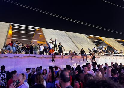Un grupo de personas subidas a una plataforma durante el concierto que el rapero Morad ofreció anoche en Torre del Mar.