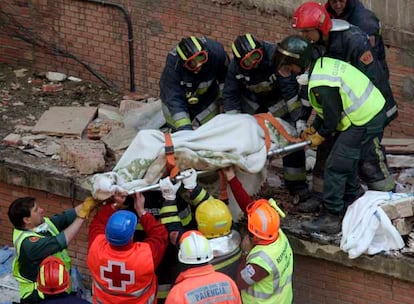 Los servicios de rescate recuperan el cadáver de uno de los fallecidos.