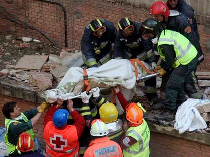Los servicios de rescate recuperan el cadáver de uno de los fallecidos.