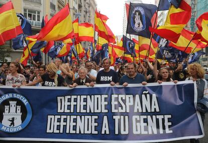 Manifestantes en una marcha convocada por la organización ultraderechista Hogar Social en Madrid.