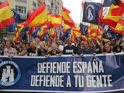 Manifestantes en una marcha convocada por la organización ultraderechista Hogar Social en Madrid.