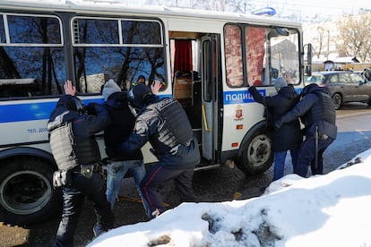 Polícia russa detém várias pessoas nas imediações do Tribunal Municipal de Moscou, durante a audiência, nesta terça-feira, do caso Navalni. 