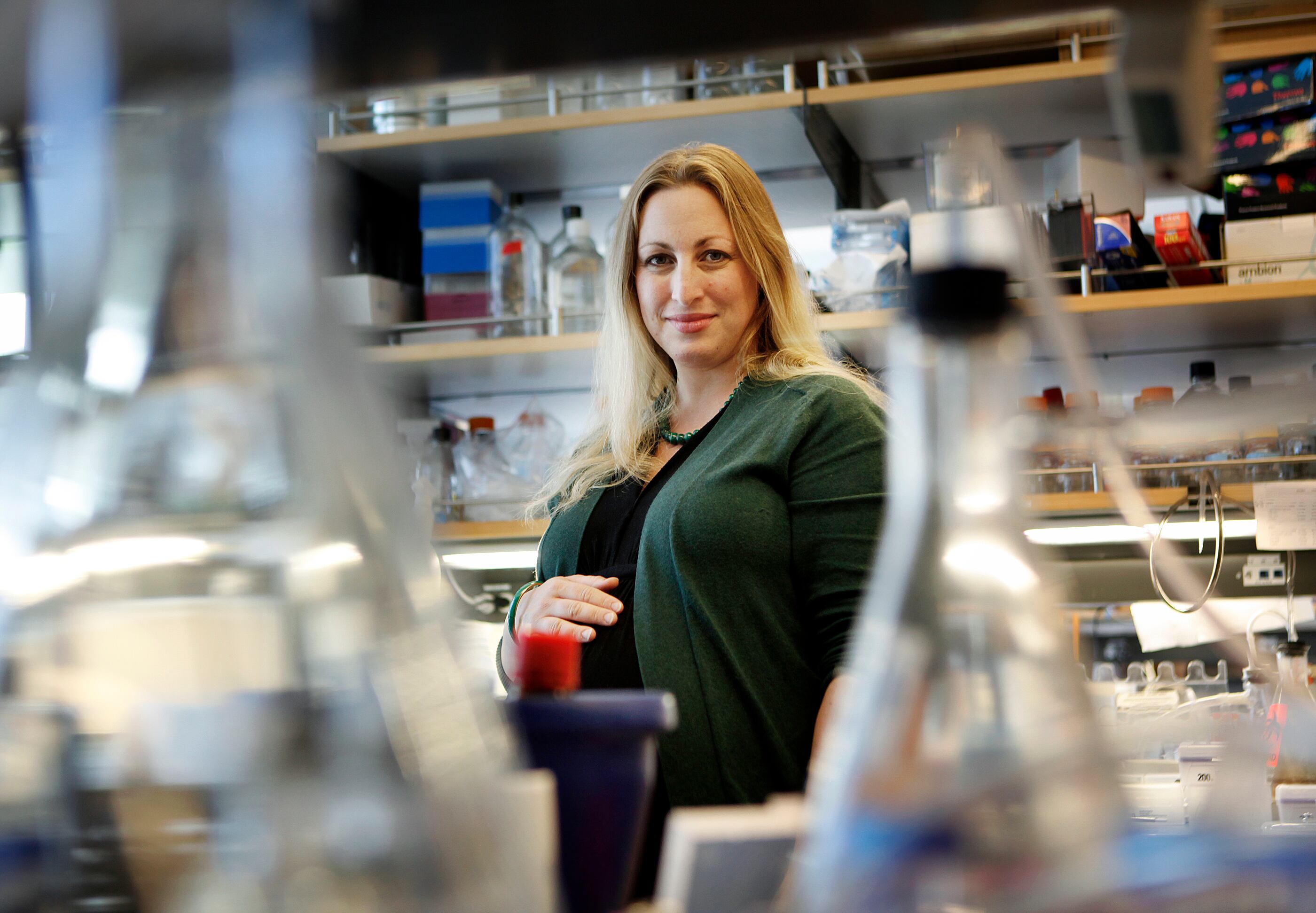 La neuróloga Michelle Monje, en su laboratorio de la Universidad de Stanford en Palo Alto, California. 