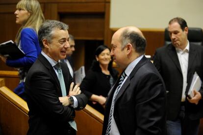 El 'lehendakari', Iñigo Urkullu (izquierda) y el parlamentario popular Carmelo Barrio dialogan durante el pleno.