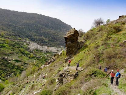 Ruta por el barranco de Poqueira con vistas a Pampaneira.