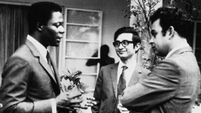 Kofi Annan (i), en 1971, con compañeros de estudios, en Zambia