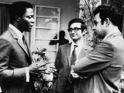 Kofi Annan (i), en 1971, con compañeros de estudios, en Zambia