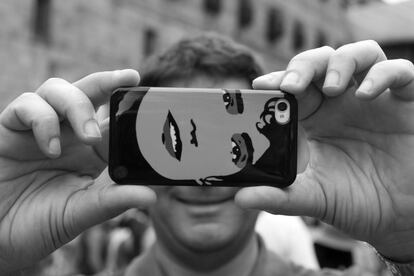 El rostro de Rosalía de Castro decora la carcasa de un teléfono móvil.