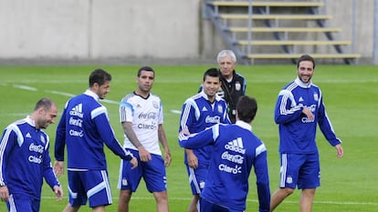 Los jugadores de la selecci&oacute;n y Paolorosso en una pr&aacute;ctica.