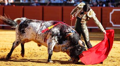 José Garrido, al natural ante su encastado primer toro.