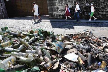 Basura desperdigada por la quema de un contenedor en la calle Castiñeira, en el borde del casco histórico de Santiago.