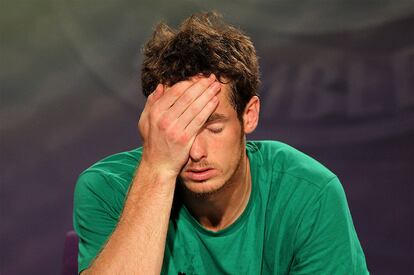 Andy Murray, con gesto de frustración, durante la rueda de prensa posterior al partido en el que se impuso Rafa Nadal por 6-4, 7-6, 6-4.