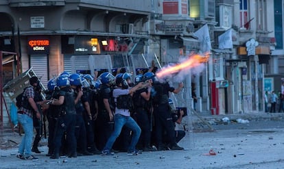 La policía antidisturbios lanza gases lacrimógenos en la plaza Taksim, en Estambul, en 2013.