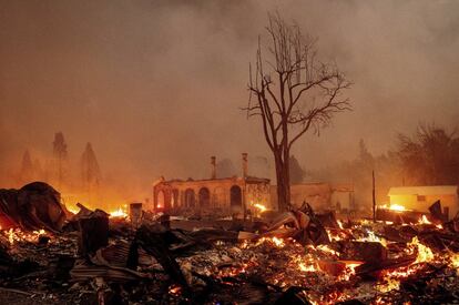 Aunque la investigación sobre la causa del incendio todavía sigue abierta, la principal hipótesis con la que se trabaja es la de un fallo en la red eléctrica. En la imagen, las llamas devoran el centro de Greenville, el 4 de agosto.