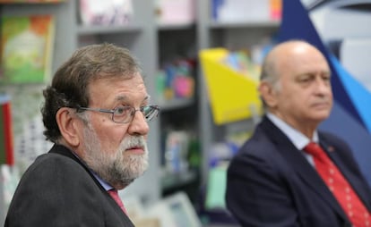 Mariano Rajoy y Jorge Fernández Díaz el pasado octubre durante la presentación del libro del exministro del Interior.