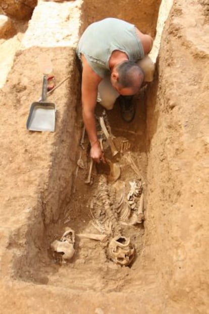 Volunteers working at a Civil War burial site in Málaga.