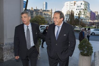 Platini y Ángel María Villar, a su llegada a Comité Ejecutivo de la UEFA.