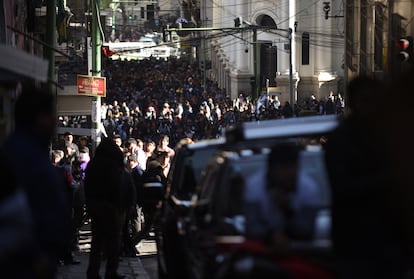 Ciudadanos se reúnen para manifestarse contra el intento de golpe en La Paz.