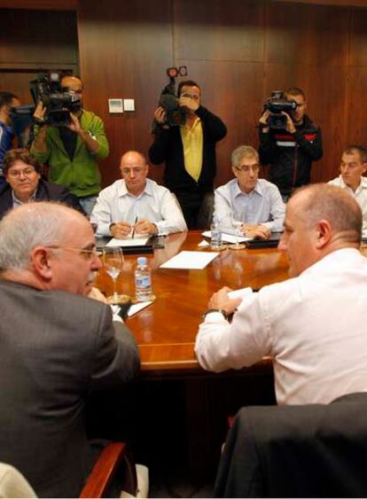 Aspecto de la reunión, ayer en el Ministerio de Industria.