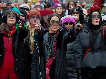 Compnentes do Las Tesis cantam o hino 'Un violador en tu camino' durante a Marcha das Mulheres em Washington, EUA, em janeiro de 2020.