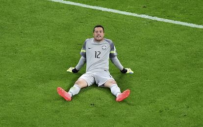 El portero brasile&ntilde;o Julio Cesar, abatido al final del encuentro.