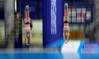 Los saltadores rusos Aleksandr Bondar y Viktor Minibaev ejecutan un salto durante la final masculina desde la plataforma de 10 metros, durante los Campeonatos de Europa de Natacin que se celebran en Glasgow (Reino Unido).