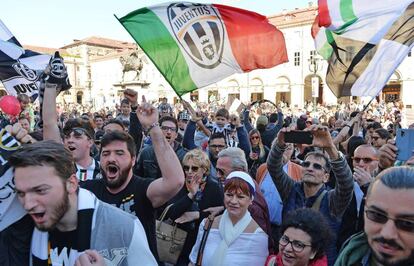 Tras la victoria de la Roma ante el Nápoles, los hinchas de la Juve han salido a la calle a festejar el scudetto.
