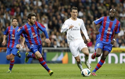 Ronaldo rodeado de dos rivales