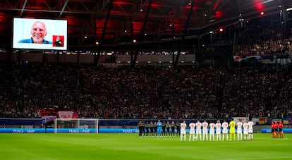 Leipzig players observe a minute’s silence in tribute to Dietrich Mateschitz during their Champions League match against Real Madrid in Leipzig on Oct. 25, 2022. 