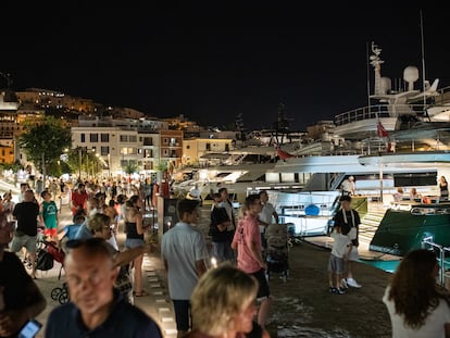 Cientos de turistas observan los yates privados atracados en el puerto de Ibiza, en agosto.