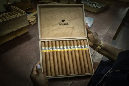 De las manos de las artesanas a las cajas de madera de cedro donde reposan los Cohibas para su consumo.