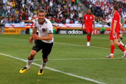 Podolski celebra su gol contra Inglaterra, en los octavos de final de Sudáfrica.