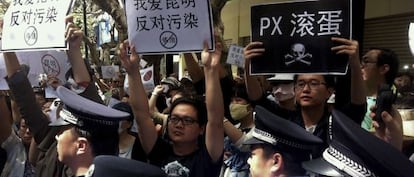 Un grupo de manifestantes protesta una refinería en Kunming, en el sur de China.