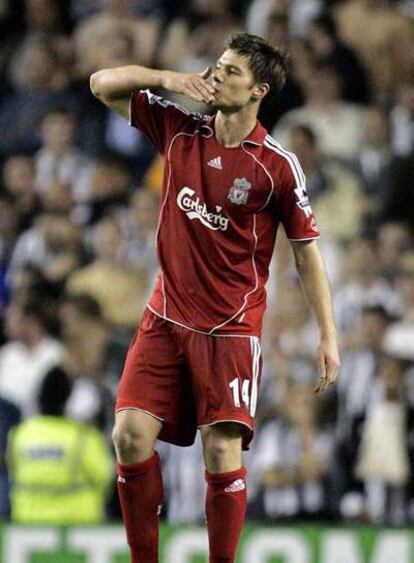 Xabi Alonso celebra un gol marcado al Newcastle.