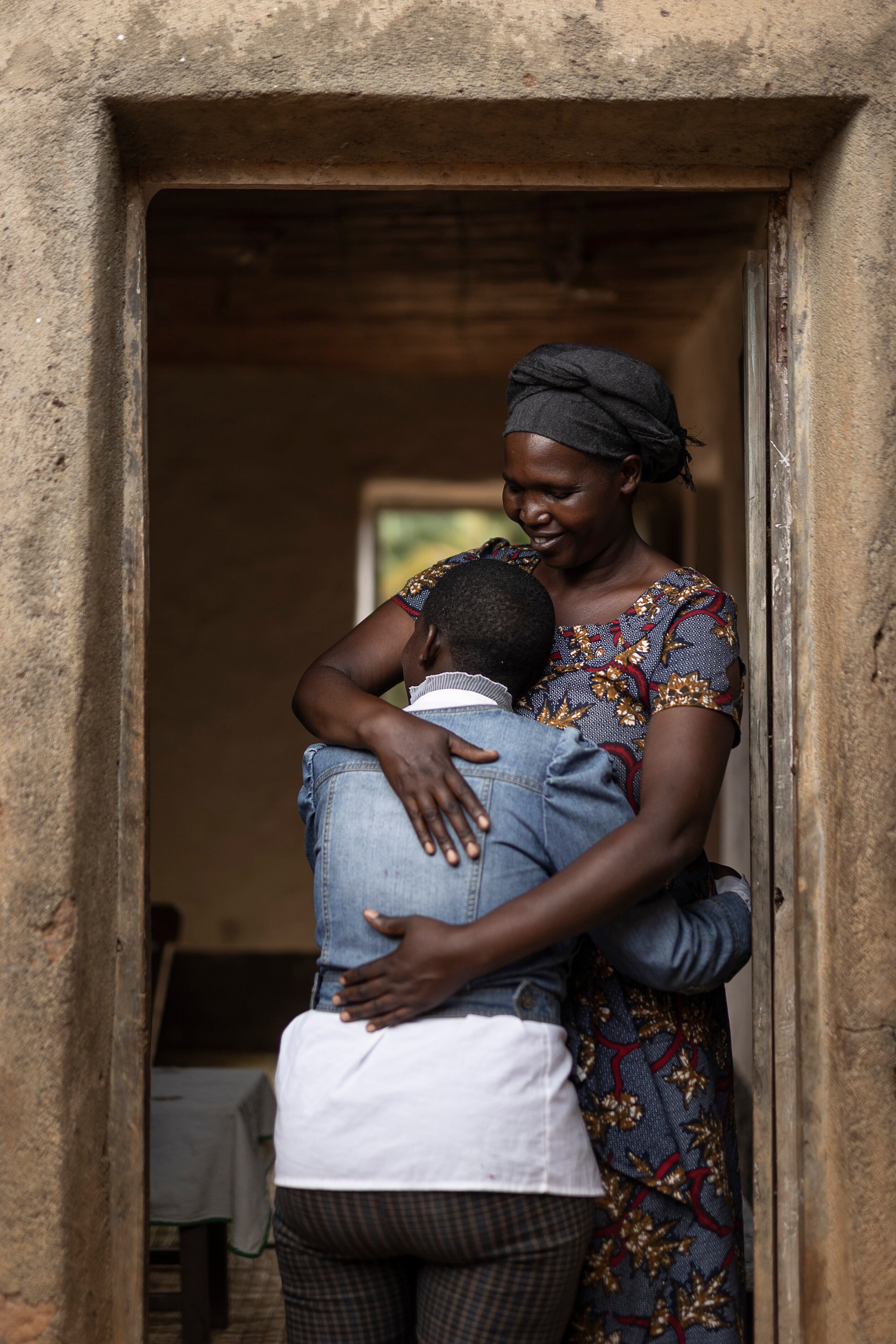 “Nos llamaron para ver si podíamos acoger a una chica que tenía problemas. Dijimos que sí sin conocerla porque siempre hemos sido una familia solidaria y activa en la comunidad”; explica Jean Damascene Mugarura, padre de familia. “Ahora es nuestra hija también, se puede quedar el tiempo que quiera”, corrobora su esposa, Primitiva.