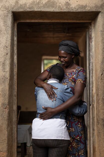 “Nos llamaron para ver si podíamos acoger a una chica que tenía problemas. Dijimos que sí sin conocerla porque siempre hemos sido una familia solidaria y activa en la comunidad”; explica Jean Damascene Mugarura, padre de familia. “Ahora es nuestra hija también, se puede quedar el tiempo que quiera”, corrobora su esposa, Primitiva.