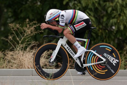 Evenepoel carenado durante la contrarreloj de la última Vuelta.