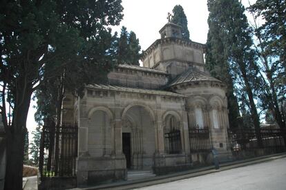 El edificio que mandó construir Teresa Amatller en el cementerio de Montjuïc con forma de iglesia románica.