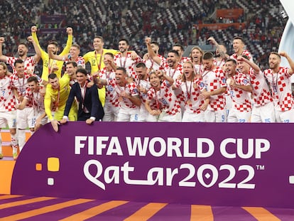 Los jugadores croatas celebran la victoria ante Marruecos este sábado en el estadio Khalifa Internacional, en Doha, con la medalla de bronce del Mundial.