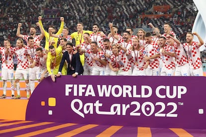 Los jugadores croatas celebran la victoria ante Marruecos este sábado en el estadio Khalifa Internacional, en Doha, con la medalla de bronce del Mundial.